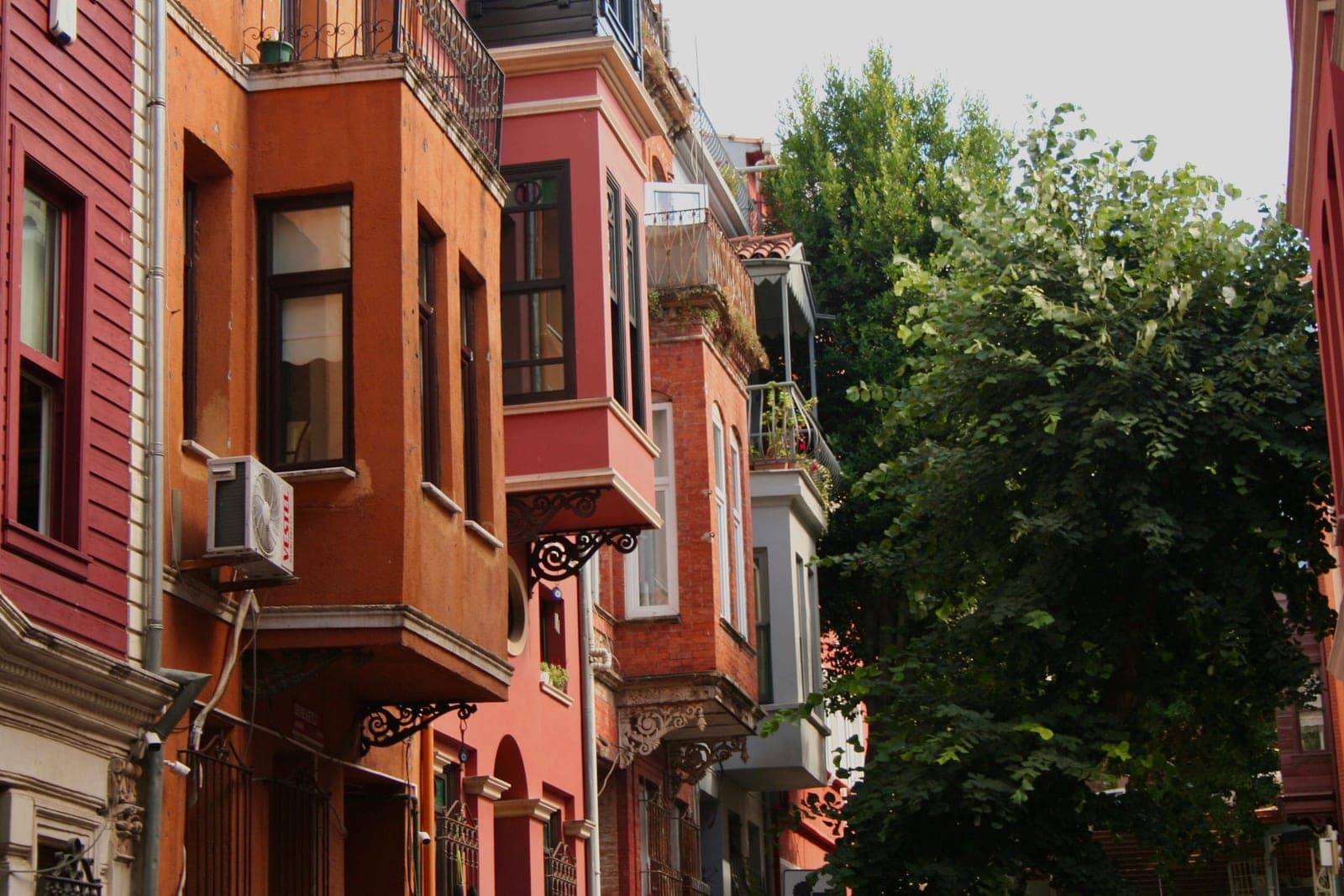 Renovating in Kuzguncuk: Boutique Renewal for Its Colourful Wooden Houses (2026)